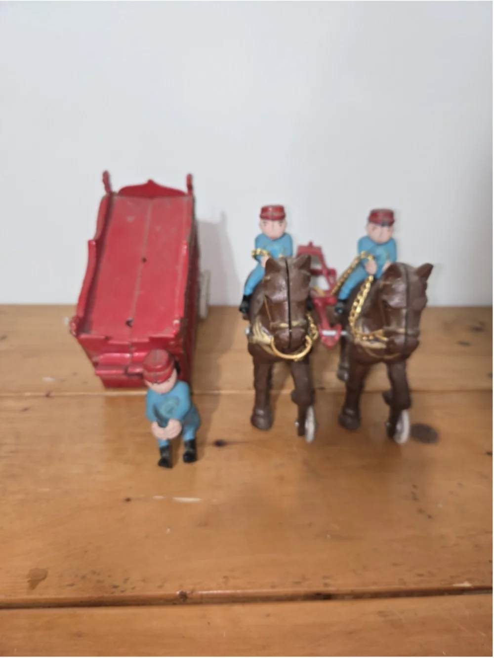 Vintage Cast Iron Overland Circus Wagon 2 Horses 3 Men Polar Bear Pull Toy 16